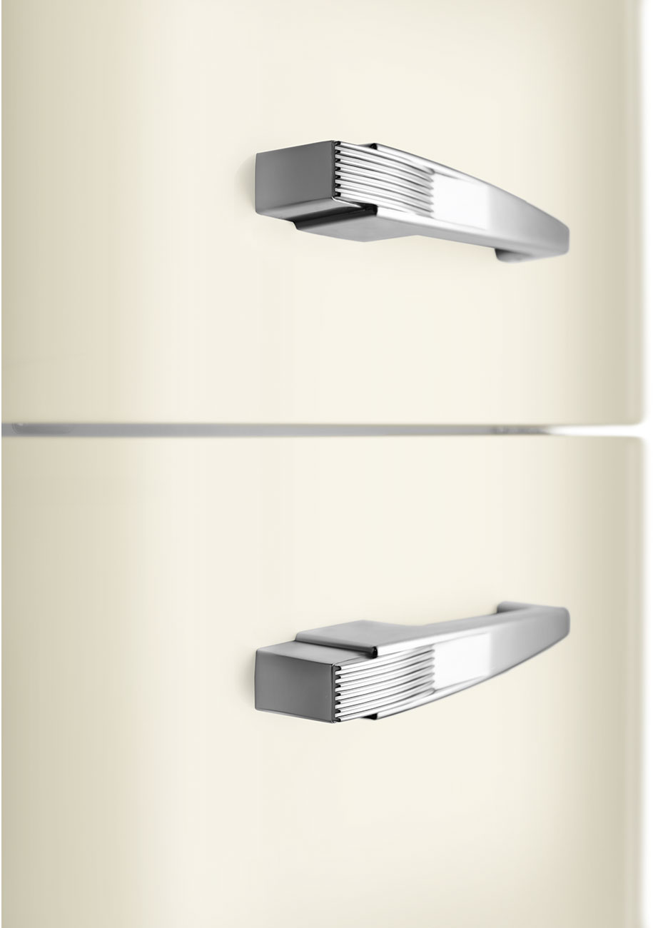 Cremefarbener Kühlschrank mit zwei silbernen Griffen. Die Griffe sind rechteckig und horizontal mit geripptem Design.