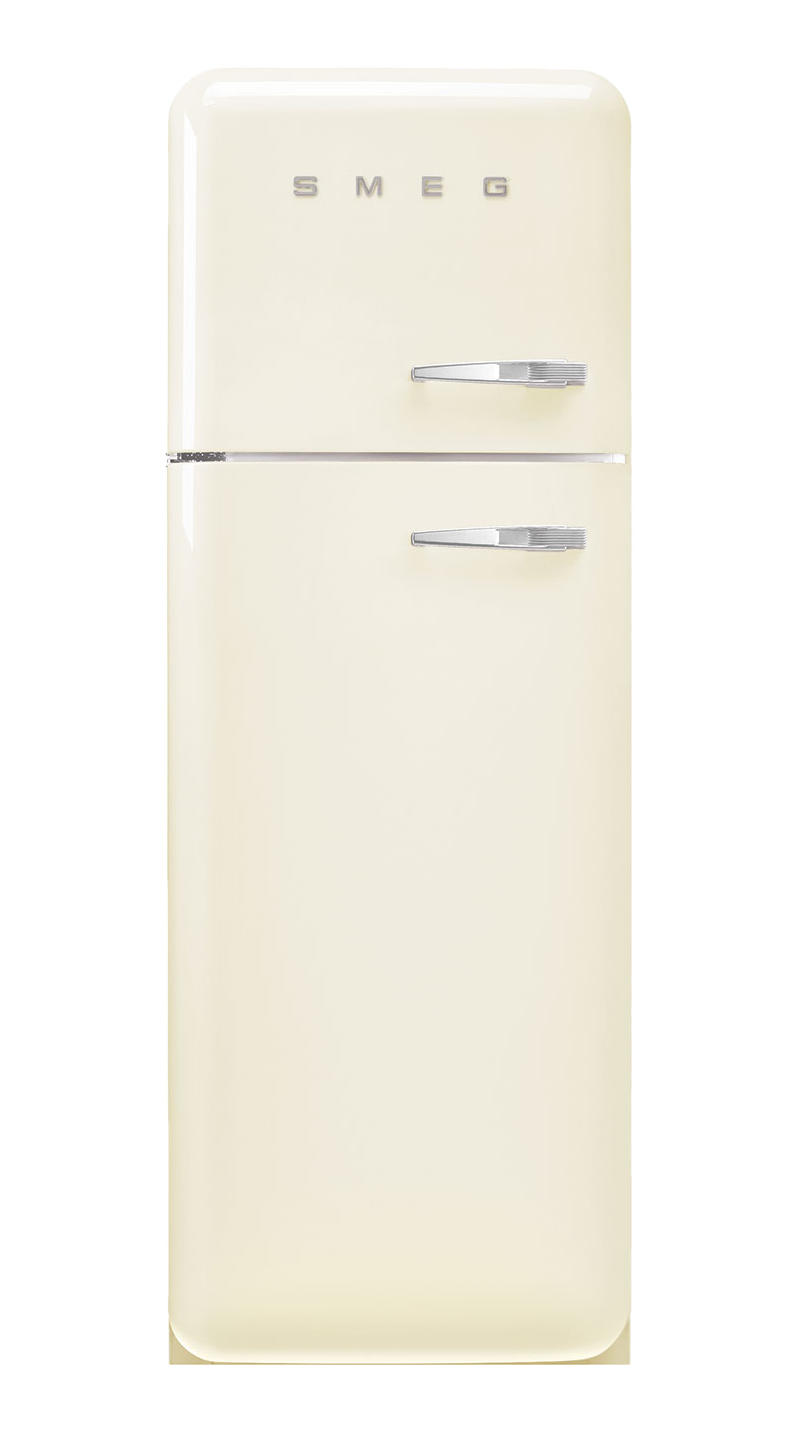 Ein cremefarbener SMEG-Kühlschrank mit zwei Türen und Chromgriffen, vor schwarzem Hintergrund. Der Markenname ist sichtbar.