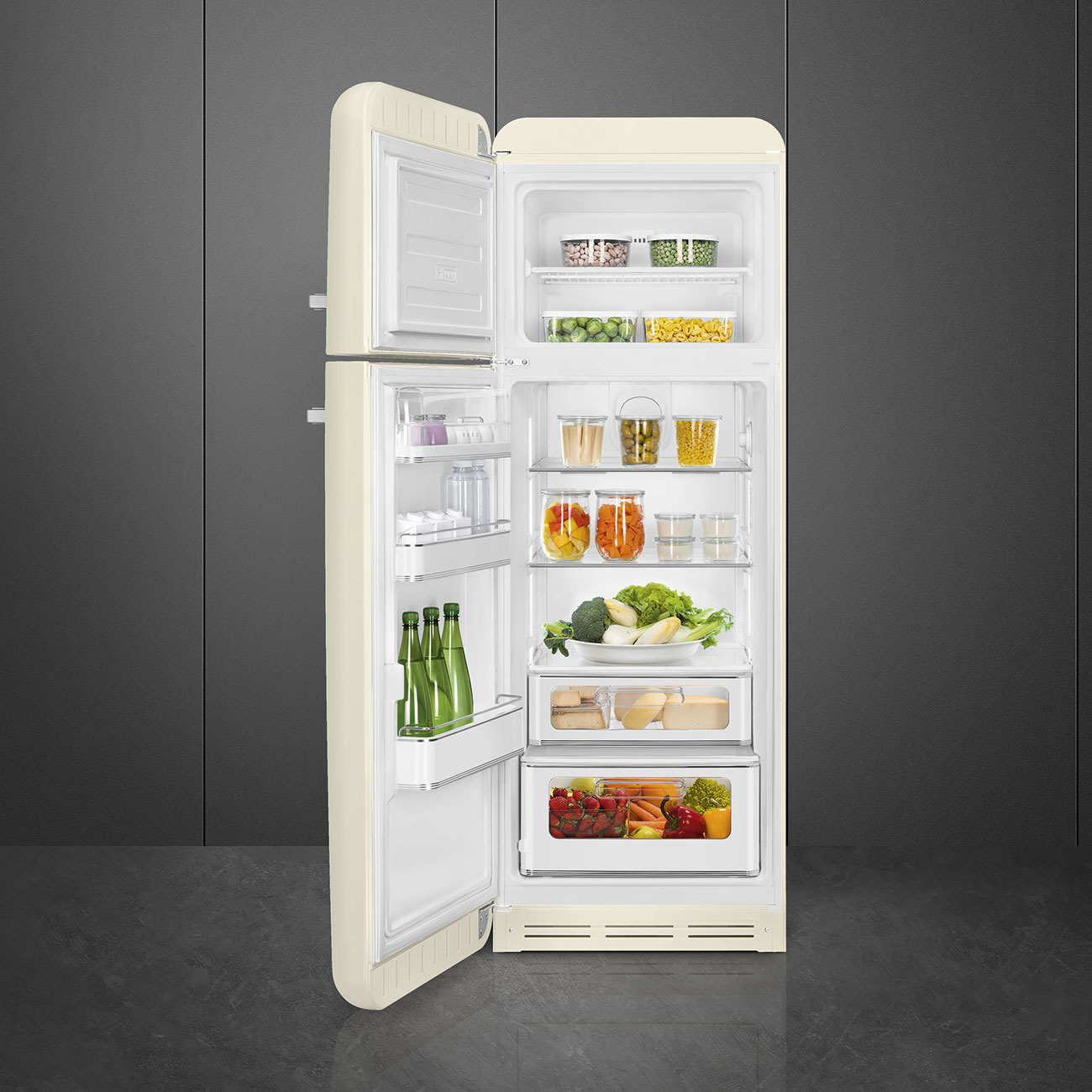 Offener cremefarbener Retro-Kühlschrank mit organisierten Lebensmitteln. Gemüse, Obst und vorbereitete Speisen sind im Kühlschrank sichtbar.