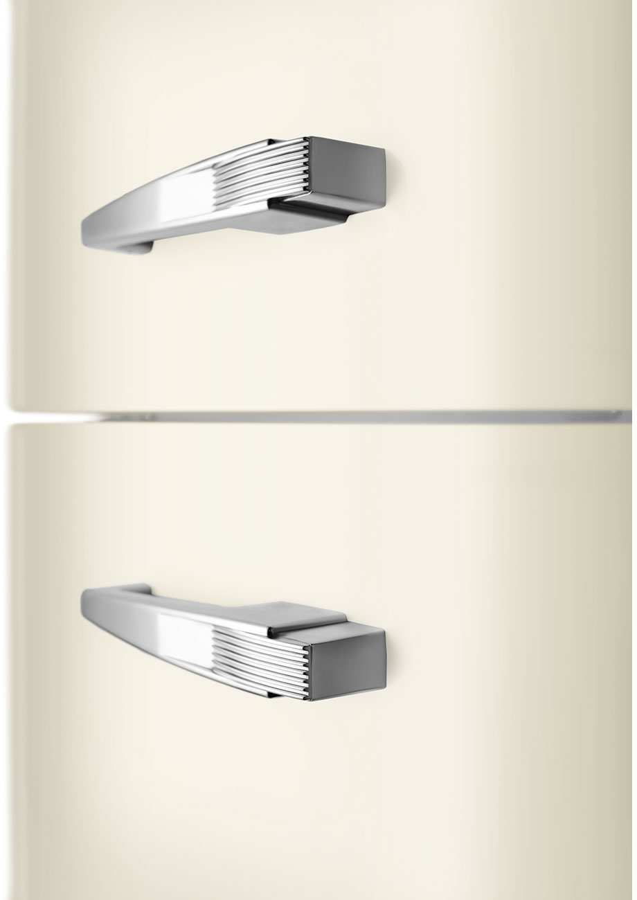 Cremefarbener Kühlschrank mit zwei silbernen Griffen. Die Griffe sind horizontal und rechteckig. Der Hintergrund ist cremefarben.