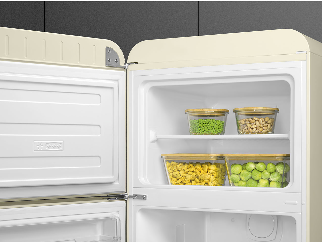 Offener Kühlschrank. In Gläsern Erbsen, Bohnen, Tortellini und Rosenkohl. Der Kühlschrank ist cremefarben.