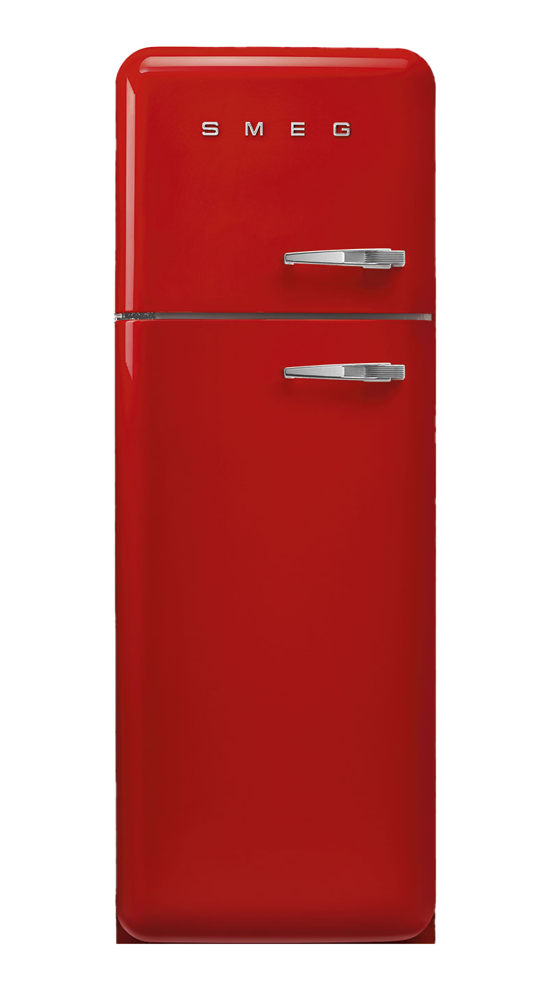 Ein roter Smeg-Kühlschrank mit Chromgriffen. Der Markenname steht oben. Der Hintergrund ist schwarz.