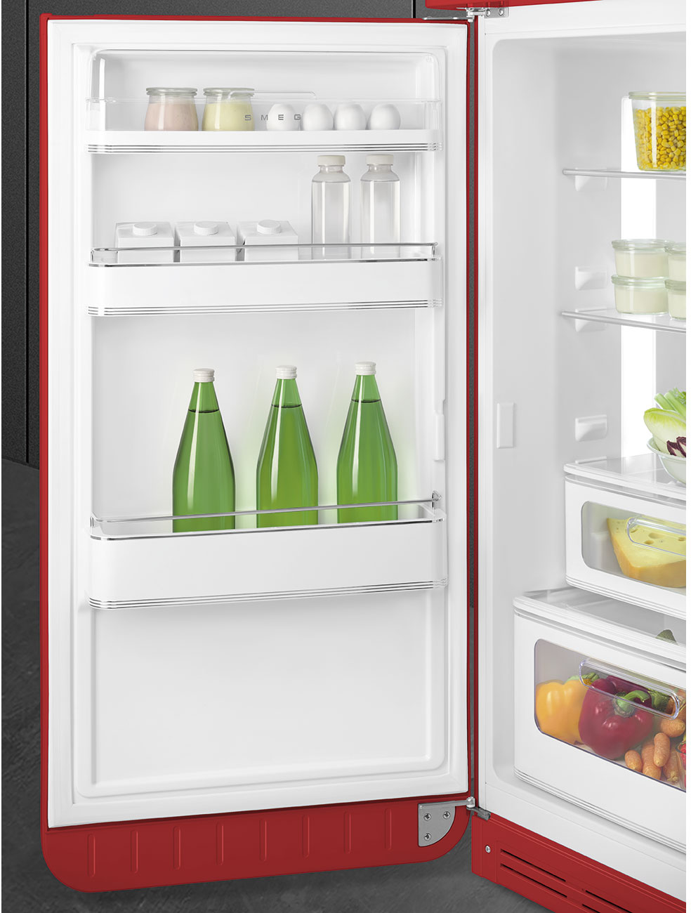Offener roter Kühlschrank mit Lebensmitteln. Enthält Flaschen, Eier, Gläser und Produkte.