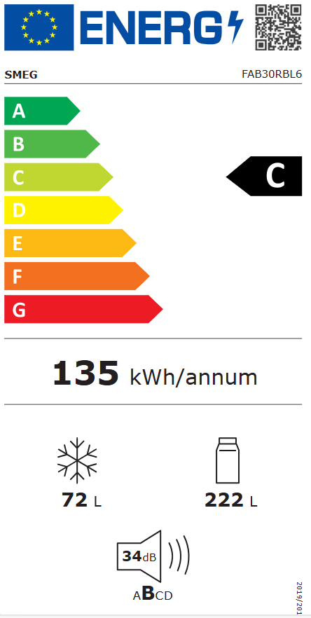 Energielabel für einen SMEG-Kühlschrank. Zeigt Energieeffizienzklasse C, 135 kWh/Jahr, 72 L Gefrierfach, 222 L Kühlschrank, 34dB Geräusch.