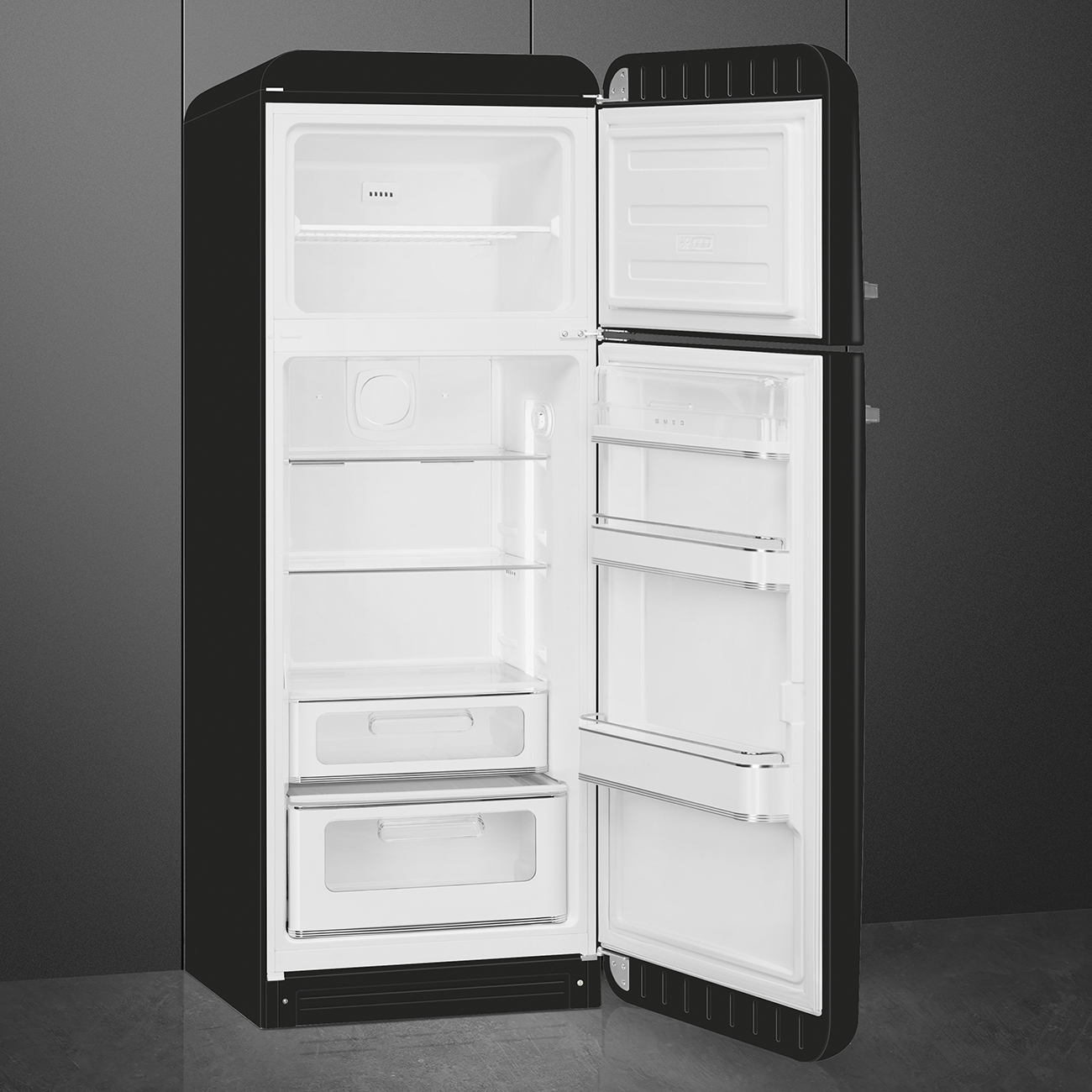 Schwarzer Retro-Kühlschrank mit geöffneten Türen, der weißen Innenraum zeigt. Regale, Schubladen und Gefrierfach sind sichtbar.