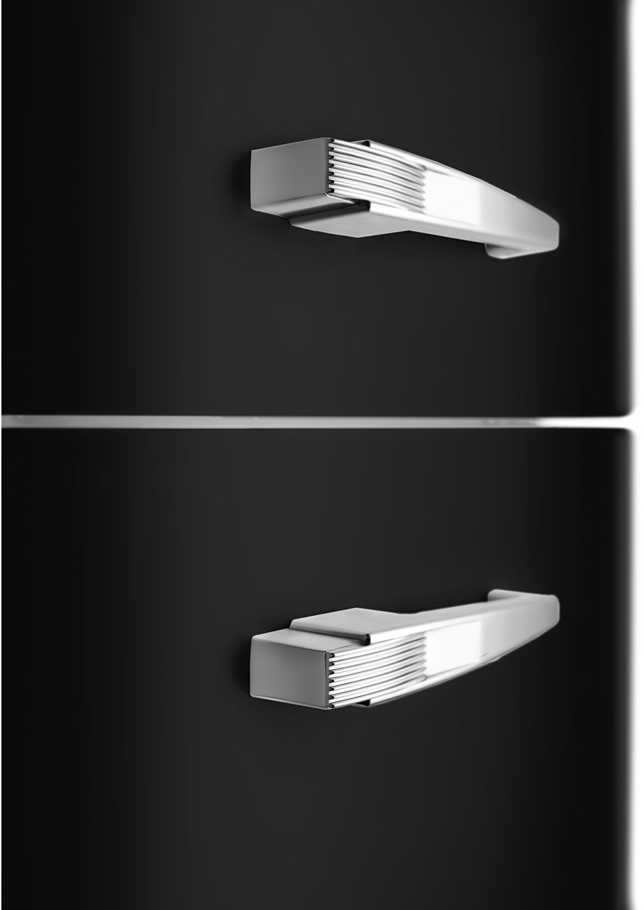 Nahaufnahme eines schwarzen Kühlschranks mit zwei silbernen Griffen. Die Griffe sind rechteckig und horizontal.