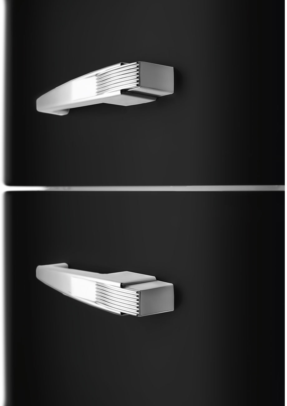 Nahaufnahme einer schwarzen Oberfläche mit zwei silbernen Griffen. Die Griffe sind rechteckig mit gebogenem Design, horizontal platziert.