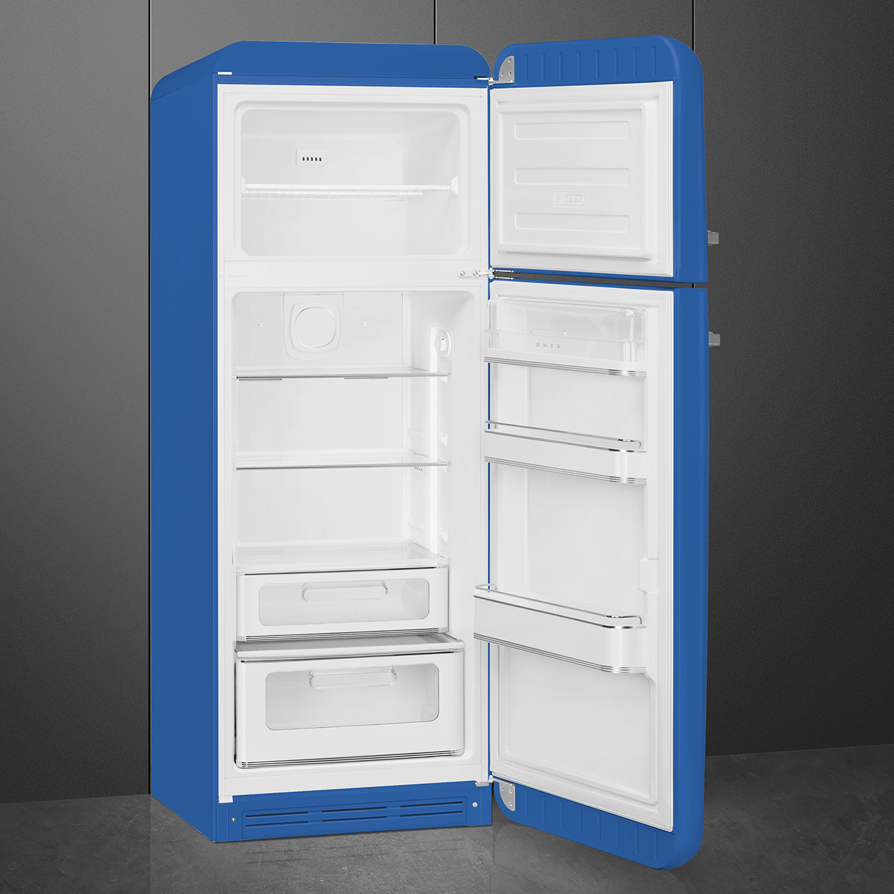 Ein blauer Retro-Kühlschrank mit geöffneten Türen. Das Innere ist weiß, mit Regalen, Schubladen und Gefrierfächern.