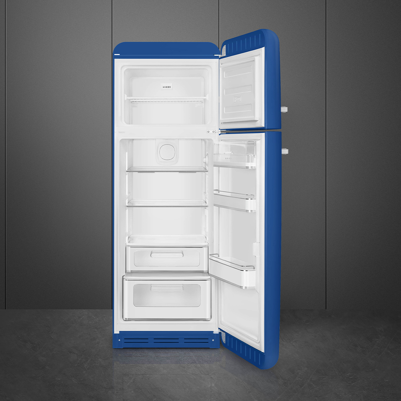 Offener blauer Retro-Kühlschrank auf grauem Hintergrund. Innenregale und Schubladen sind sichtbar. Die Tür ist einen Spalt breit.