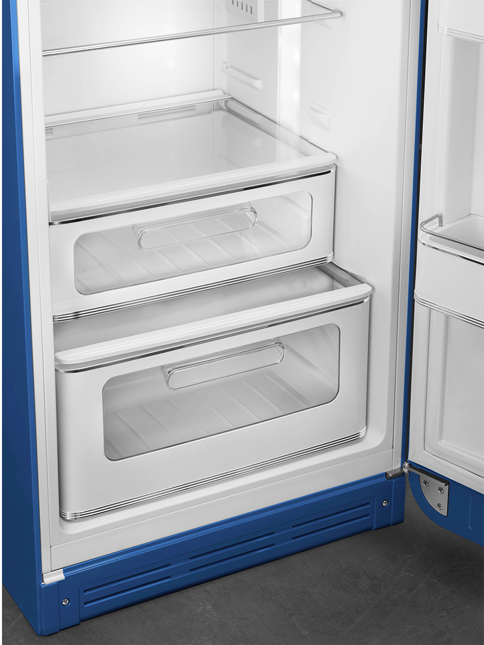 Offener blauer Kühlschrank mit weißem Innenraum. Zwei durchsichtige Schubladen sind sichtbar. Die Tür ist offen.