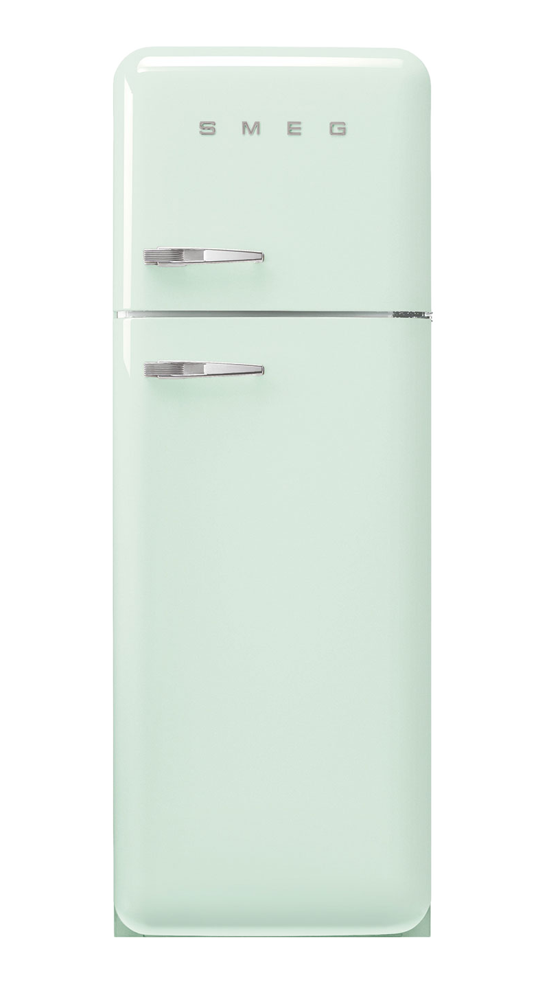 Ein mintgrüner Smeg-Kühlschrank. Er hat zwei Türen und Chromgriffe. Das Smeg-Logo ist oben sichtbar.