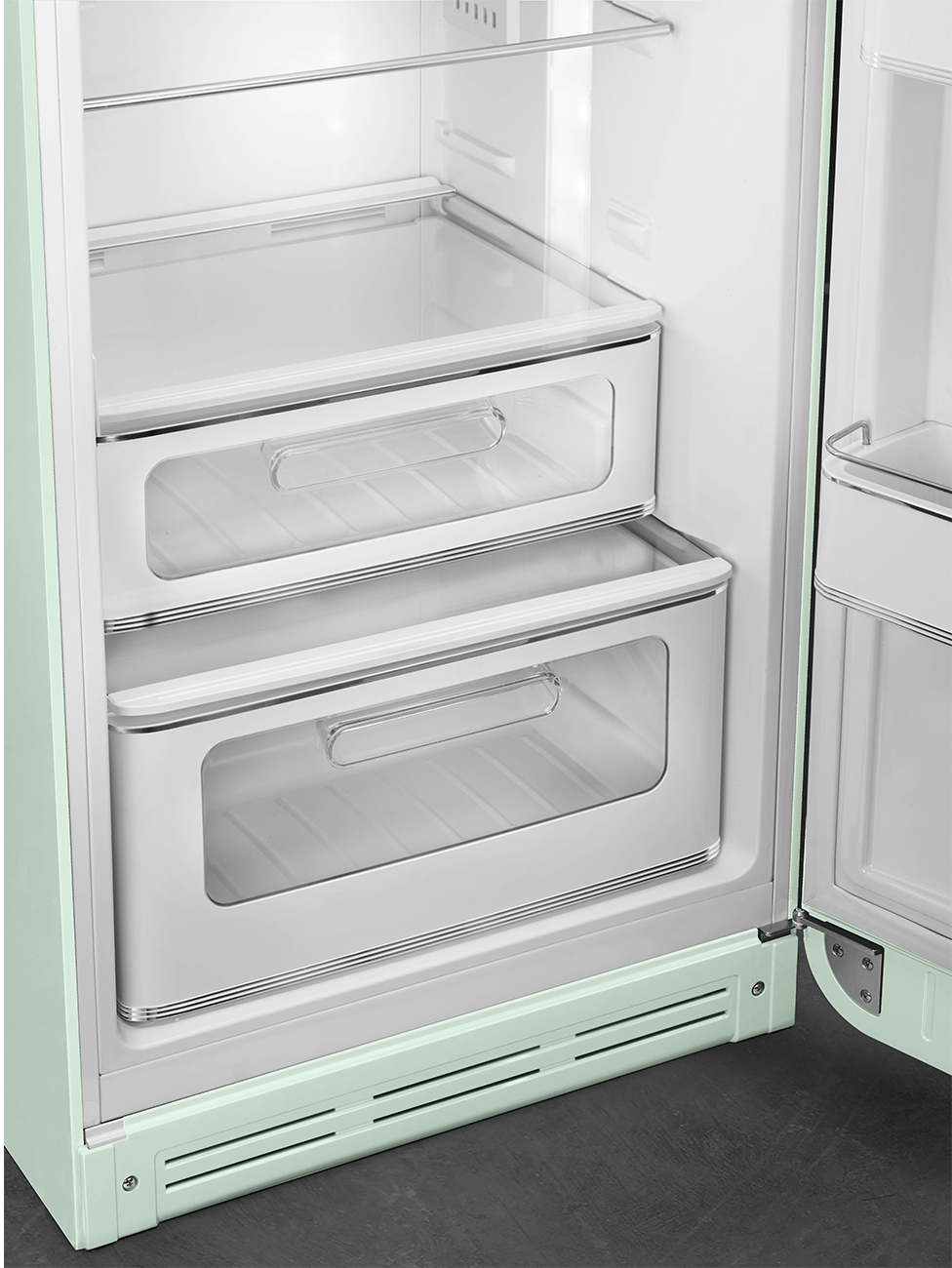 Offener mintgrüner Kühlschrank. Zwei durchsichtige Schubladen sind sichtbar. Die Tür ist geöffnet. Der Innenraum ist weiß mit Metallakzenten.