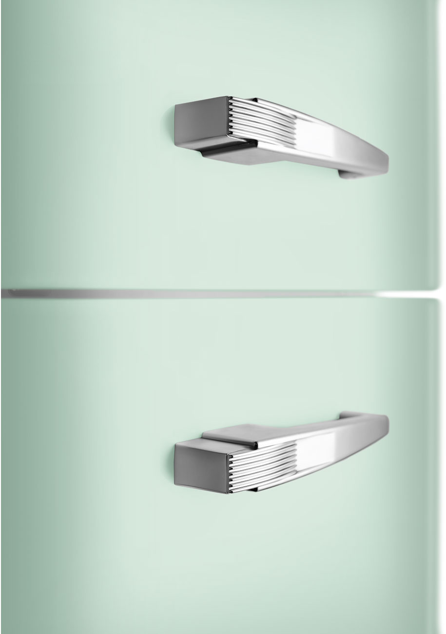 Nahaufnahme eines mintgrünen Kühlschranks mit zwei silbernen Griffen. Die Griffe sind horizontal, mit rechteckiger Basis und gebogenem Griff.