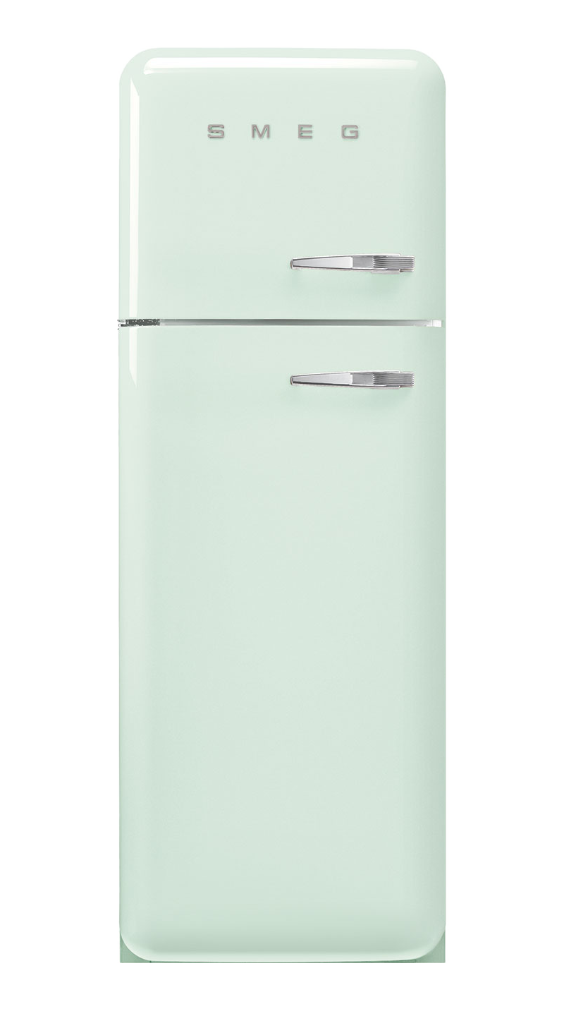 Ein mintgrüner Smeg-Kühlschrank. Er hat ein abgerundetes Design mit zwei Türen. Silberne Griffe und das Smeg-Logo sind sichtbar.
