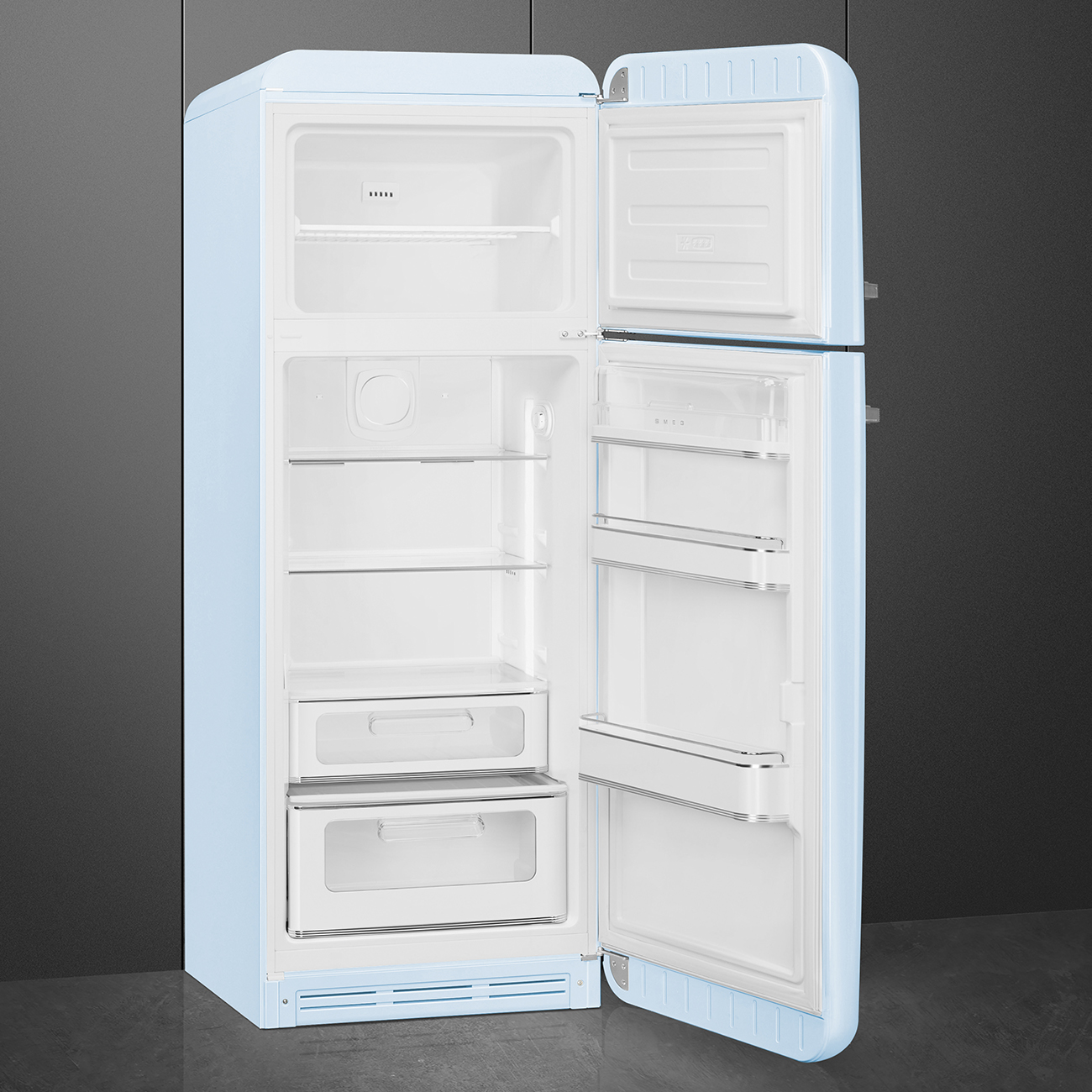 Offener, hellblauer Retro-Kühlschrank vor dunklem, grauem Hintergrund. Türen sind geöffnet, leere Fächer und Regale sichtbar.