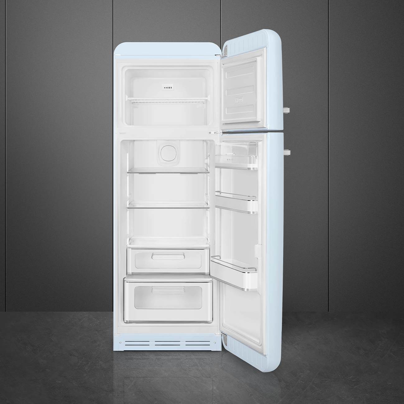 Offener, hellblauer Retro-Kühlschrank vor grauem Hintergrund. Innenraum sichtbar, mit Regalen und Schubladen. Die Tür steht offen.