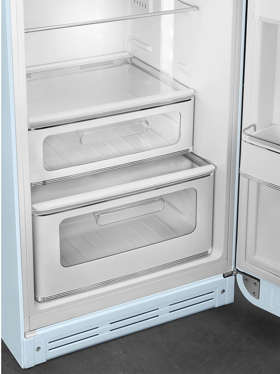 Offener hellblauer Kühlschrank. Zwei transparente Schubladen sind sichtbar. Die Tür ist offen. Das Innere ist weiß.