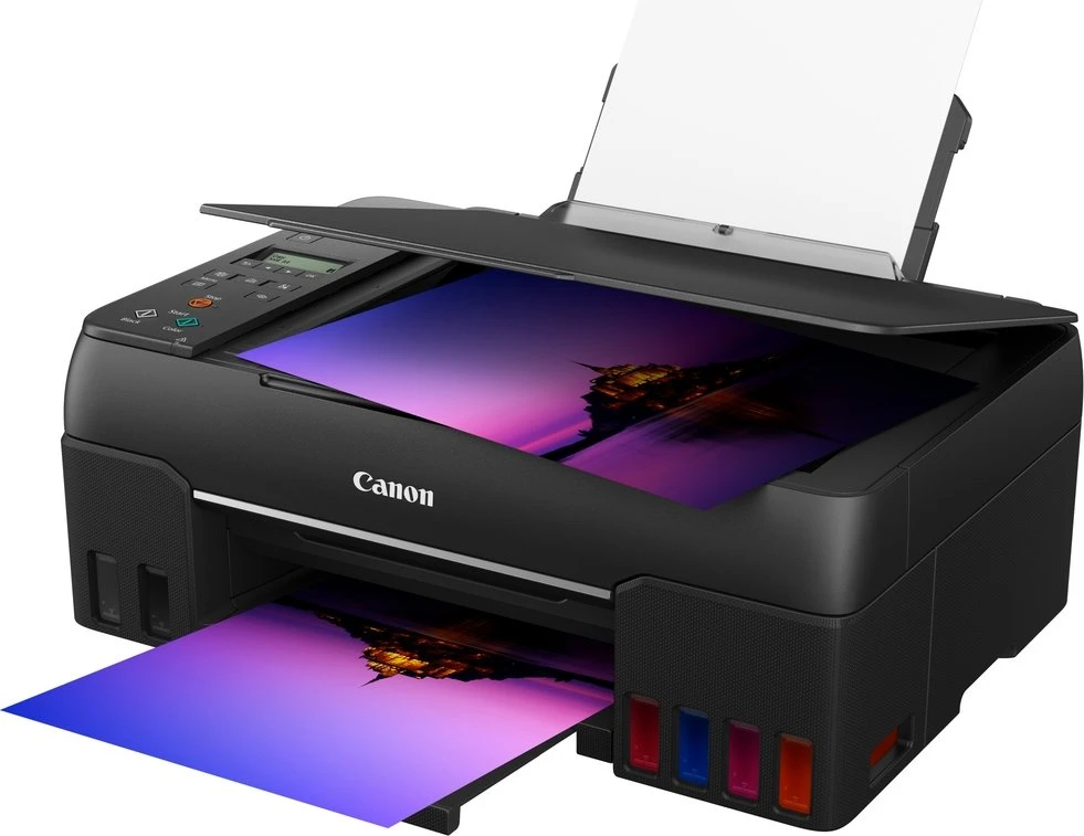 Ein schwarzer Canon-Drucker druckt ein Bild mit lila und blauen Farbtönen. Der Drucker hat Tintenbehälter und ein Papierfach.