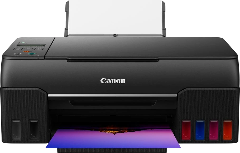 Ein schwarzer Canon-Drucker mit Papierausgabe. Ein gedrucktes Bild ist sichtbar. Tintenbehälter befinden sich rechts. Das Canon-Logo ist vorne.