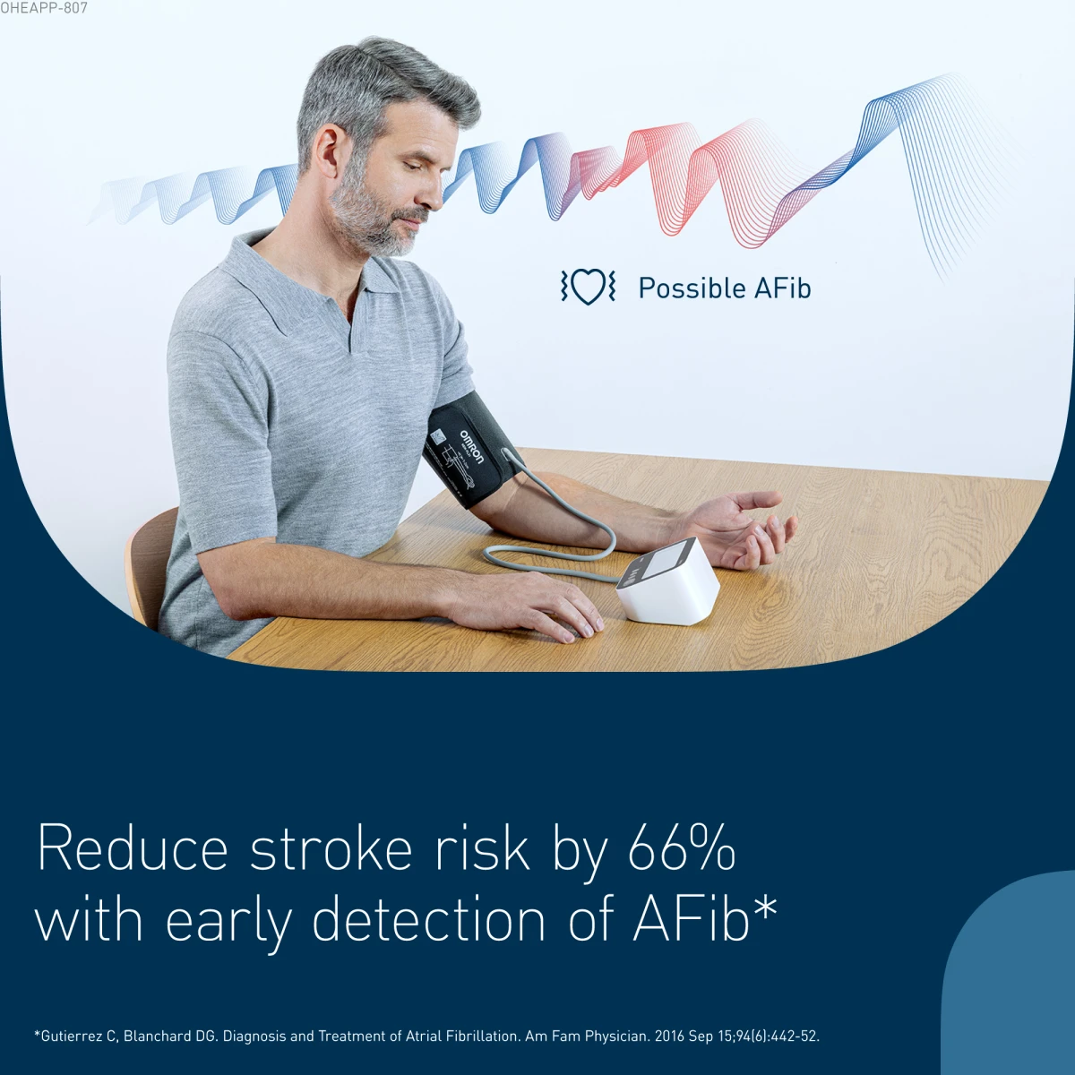 Egy férfi vérnyomást mérő eszközzel ellenőrzi vérnyomását. A kép pitvarfibrillációval és a stroke kockázatának csökkentésével kapcsolatos.
