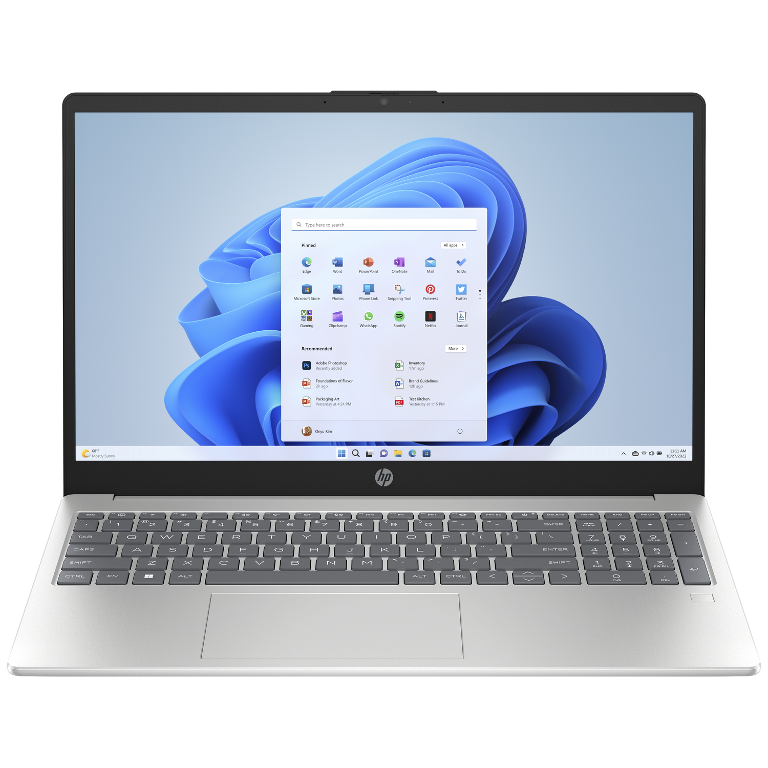 Zilveren HP laptop met Windows 11 interface. Het scherm toont app-iconen en een zoekbalk, toetsenbord zichtbaar.
