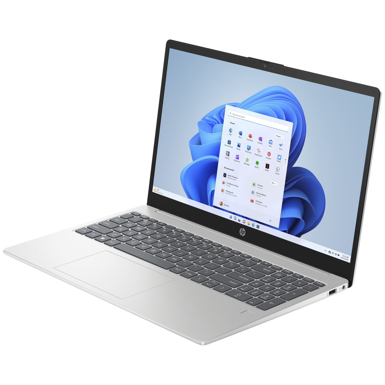Zilveren HP-laptop. Scherm toont Windows 11 startmenu. Toetsenbord zichtbaar. De laptop staat op een wit oppervlak, naar rechts gekanteld.
