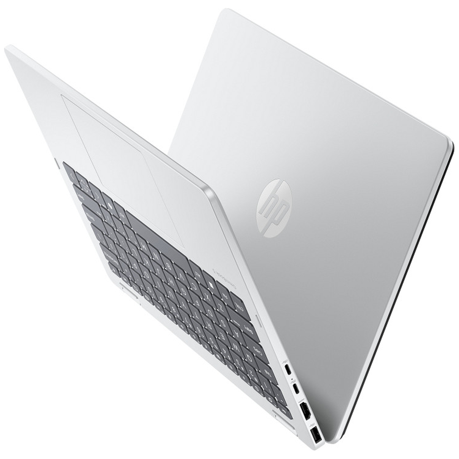 Een zilveren HP-laptop is open, met het toetsenbord en de bovenkant met het HP-logo. De laptop staat tegen een witte achtergrond.