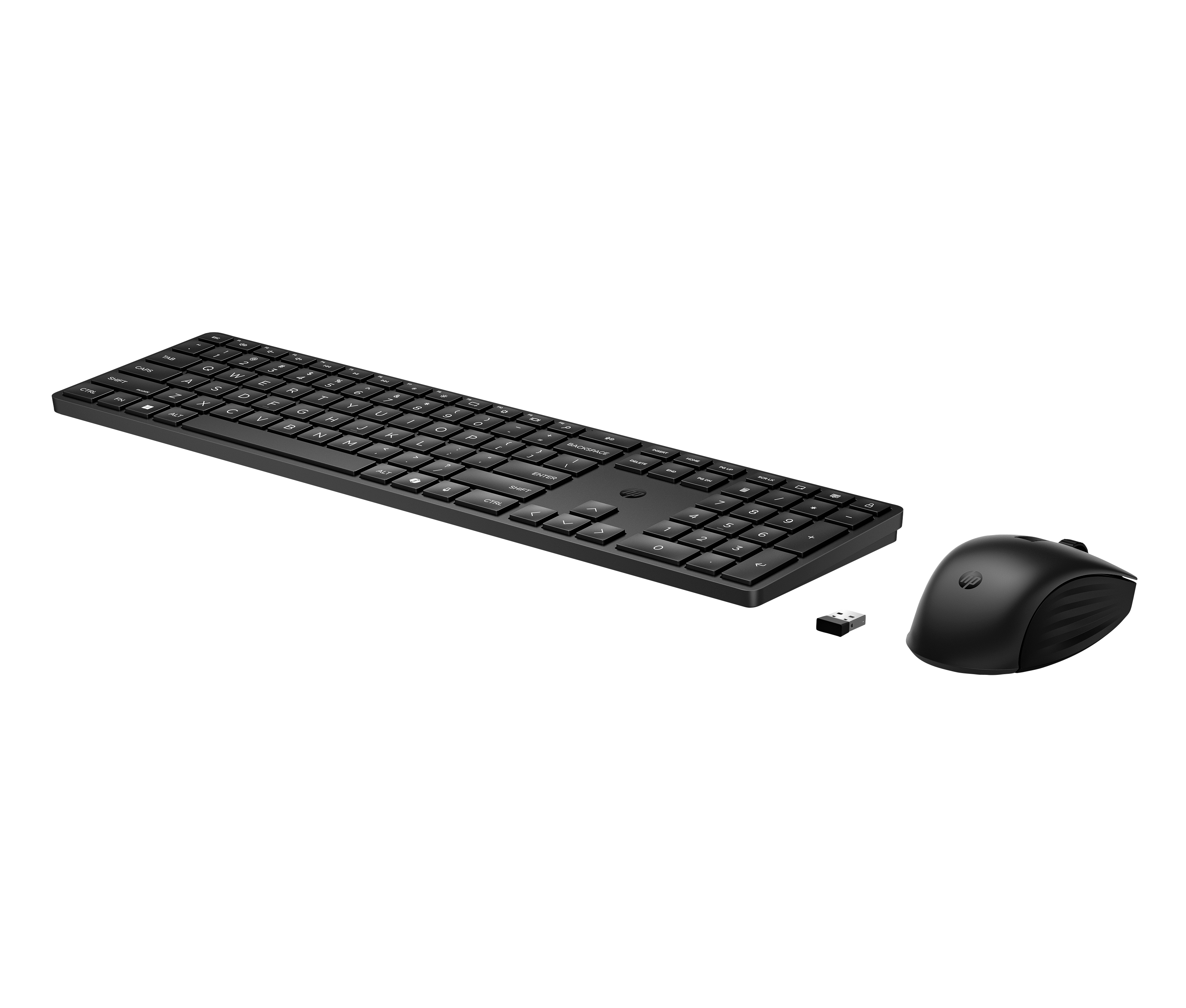 Eine schwarze Tastatur, Maus und USB-Empfänger auf weißem Hintergrund. Die Tastatur hat Buchstaben und Zahlen.