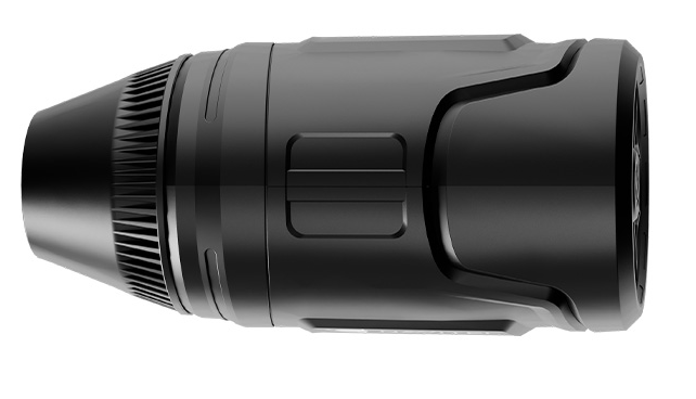 Czarne cylindryczne urządzenie z przednią częścią w kształcie stożka i żebrowaną sekcją. Ma gładki korpus z wpuszczonym panelem i zaokrąglonym końcem.