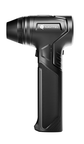 Czarny kompresor powietrza Navitel. Posiada dyszę, spust i teksturowany uchwyt. Tło jest białe.