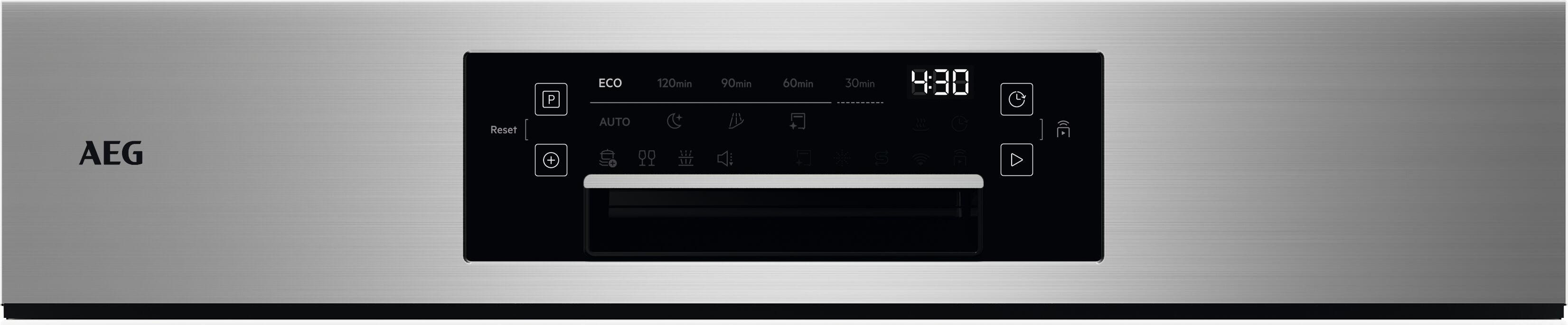Edelstahl AEG-Backofen mit schwarzem Bedienfeld, das Einstellungen, Timer und eine Digitaluhr mit 4:30 anzeigt.