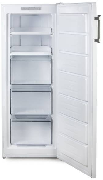 Een witte vriezer met de deur open. Binnenin zijn er planken en laden. De deur heeft een handvat aan de rechterkant.