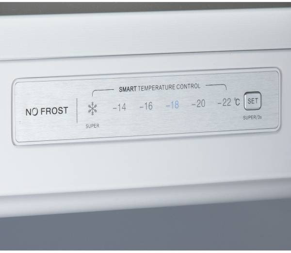 Close-up van een bedieningspaneel van een koelkast. Toont 'NO FROST', een sneeuwvlok en temperatuurinstellingen van -14 tot -22°C, en een 'SET'-knop.
