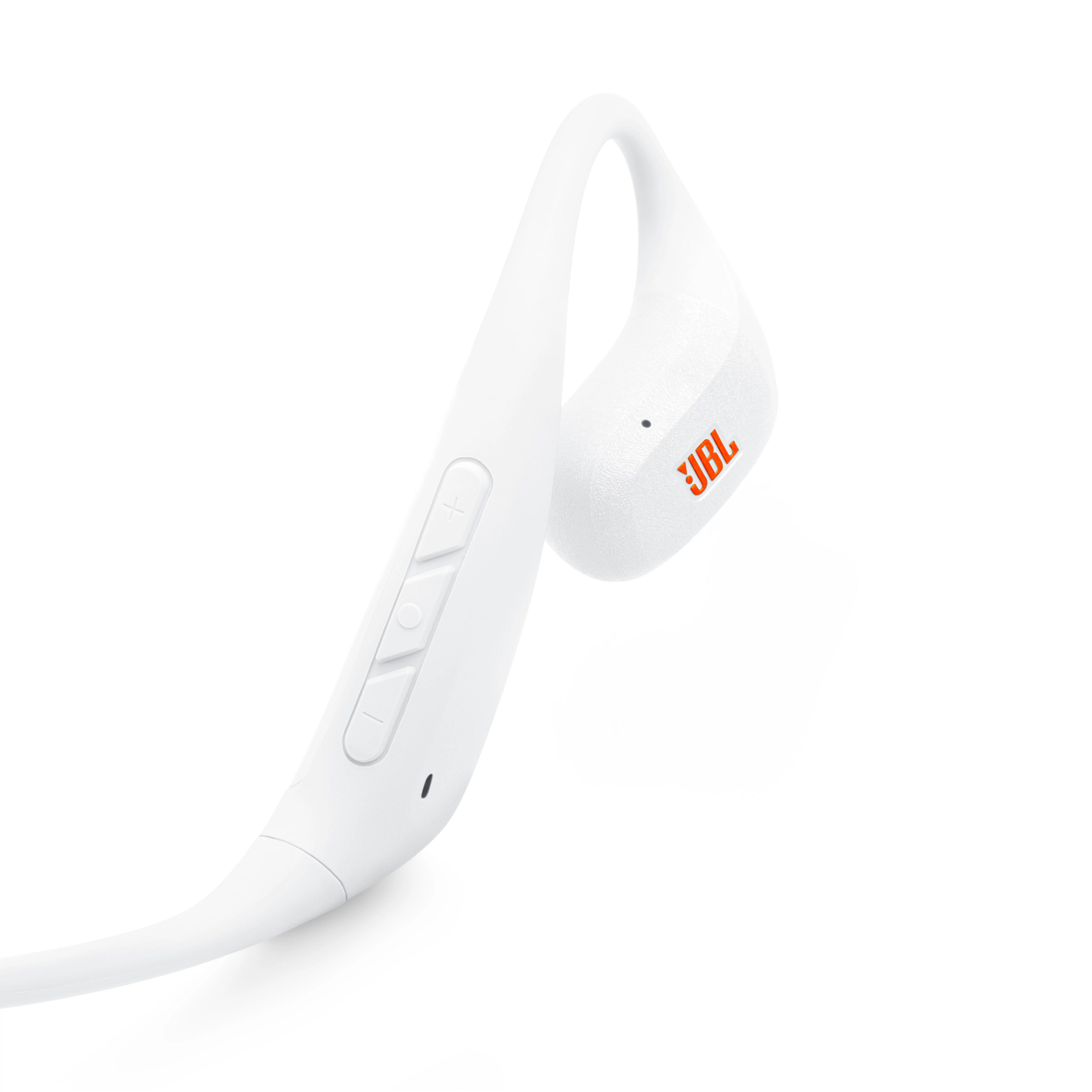 Weißer drahtloser JBL-Ohrhörer mit orangefarbenem Logo. Es hat Knöpfe und ein gebogenes Design.