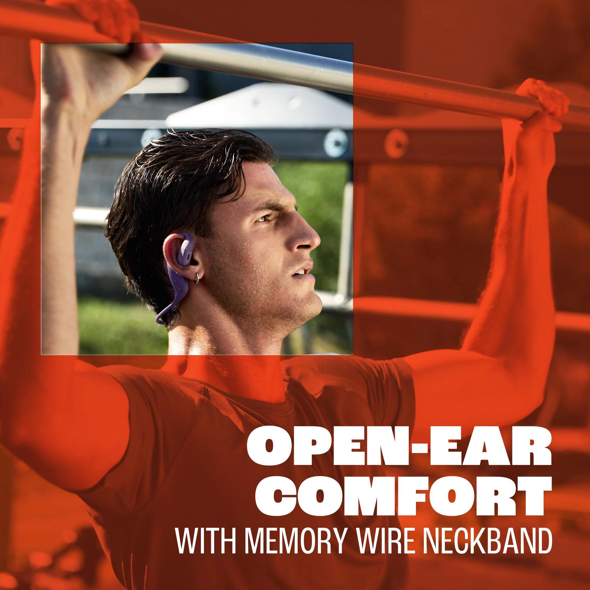 Mann mit lila Ohrhörern beim Klimmzug. Text lautet: "OPEN-EAR COMFORT WITH MEMORY WIRE NECKBAND".