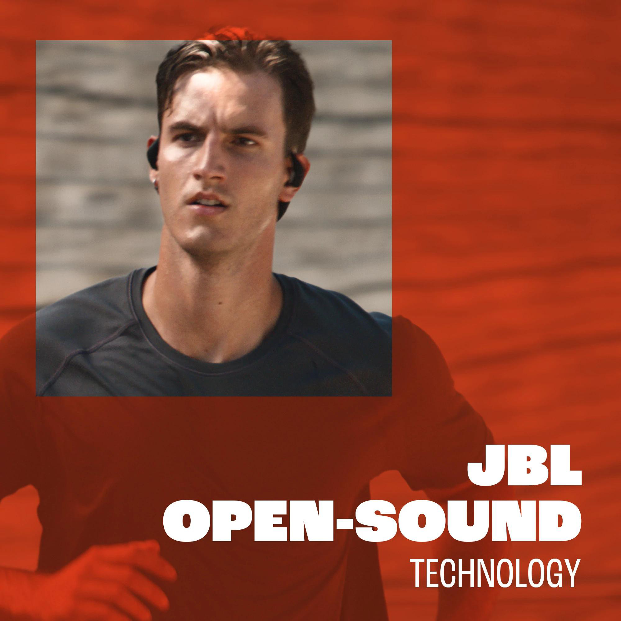 Ein Mann mit Ohrhörern läuft draußen. Das Bild hat JBL-Branding mit 'OPEN-SOUND TECHNOLOGY'.