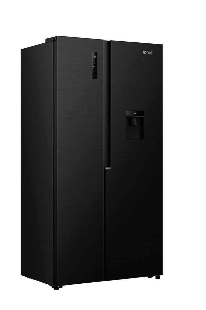 Ein schwarzer Gorenje Side-by-Side-Kühlschrank. Er hat zwei Türen, ein Digitaldisplay und einen Wasserspender. Der Hintergrund ist weiß.
