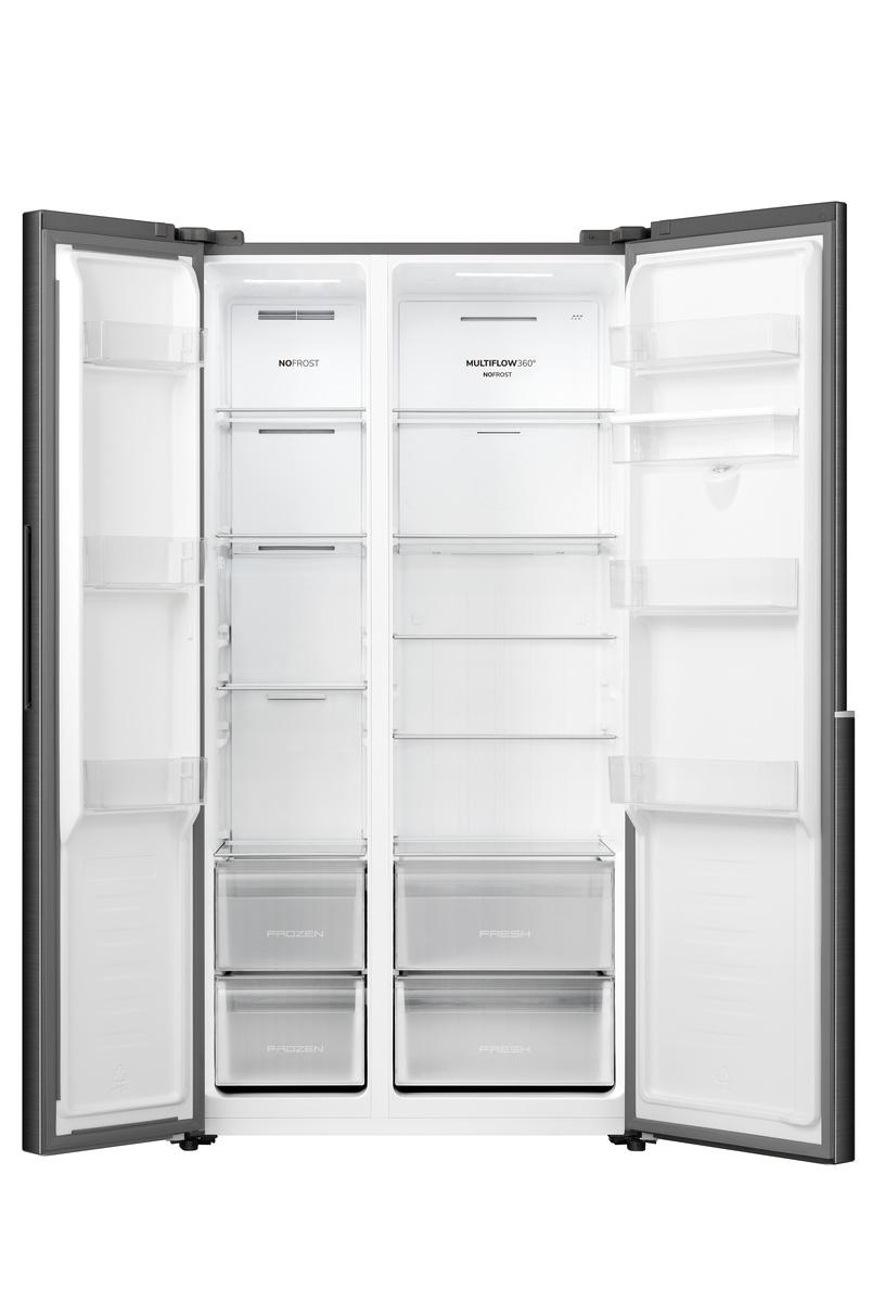 Offener, leerer Kühlschrank aus Edelstahl mit geöffneten Türen. Innenraum mit Regalen, Schubladen mit der Aufschrift "Frozen" und "Fresh".