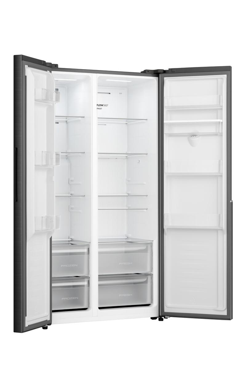 Offener, leerer Side-by-Side-Kühlschrank. Innenraum mit Regalen, Schubladen mit der Aufschrift 'Frozen' und 'Fresh'. Schwarzer Außenrahmen mit weißem Innenraum.