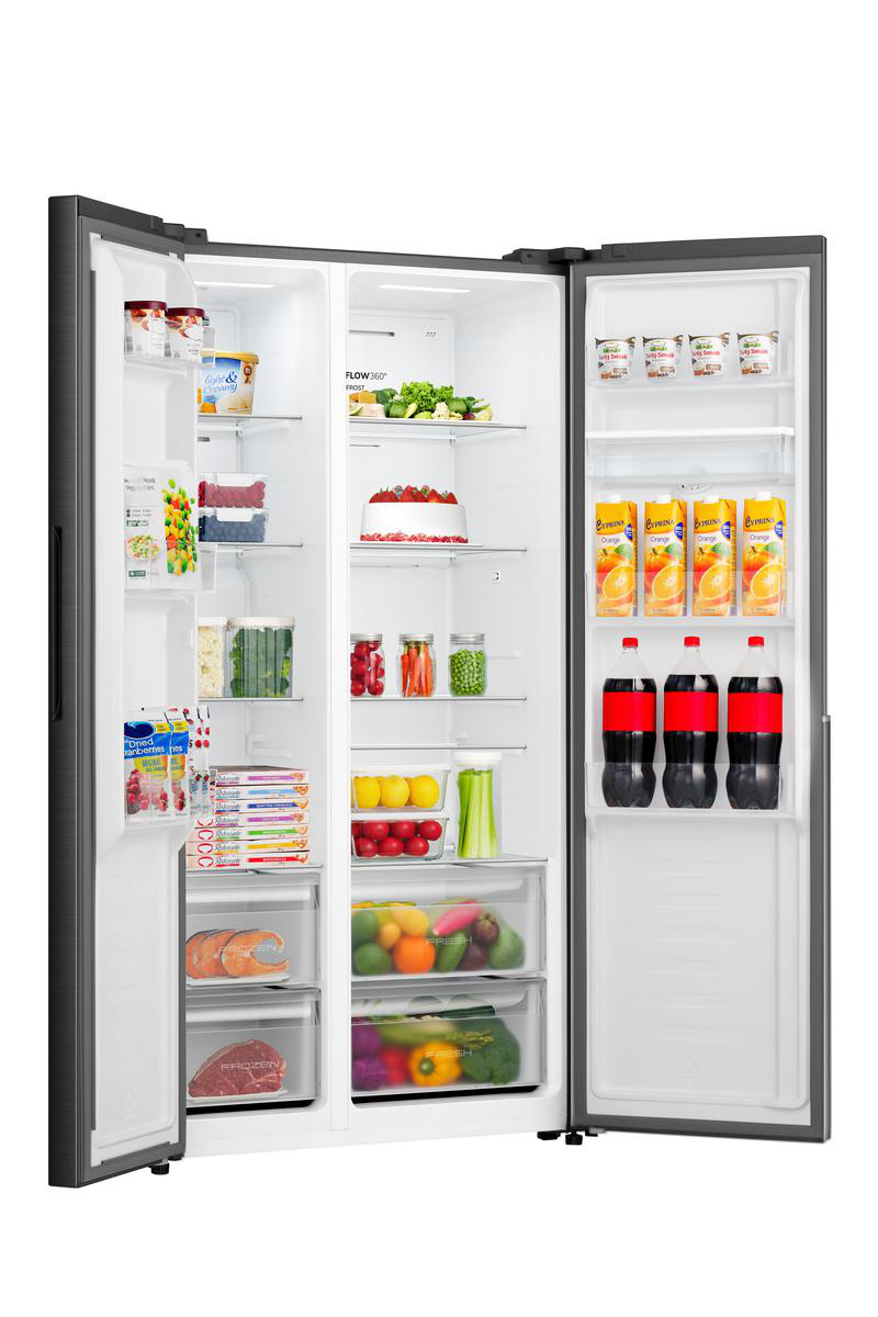 Offener Kühlschrank mit Lebensmitteln wie Obst, Gemüse, Getränken und Tiefkühlkost. Es ist ein Side-by-Side-Kühlschrank.