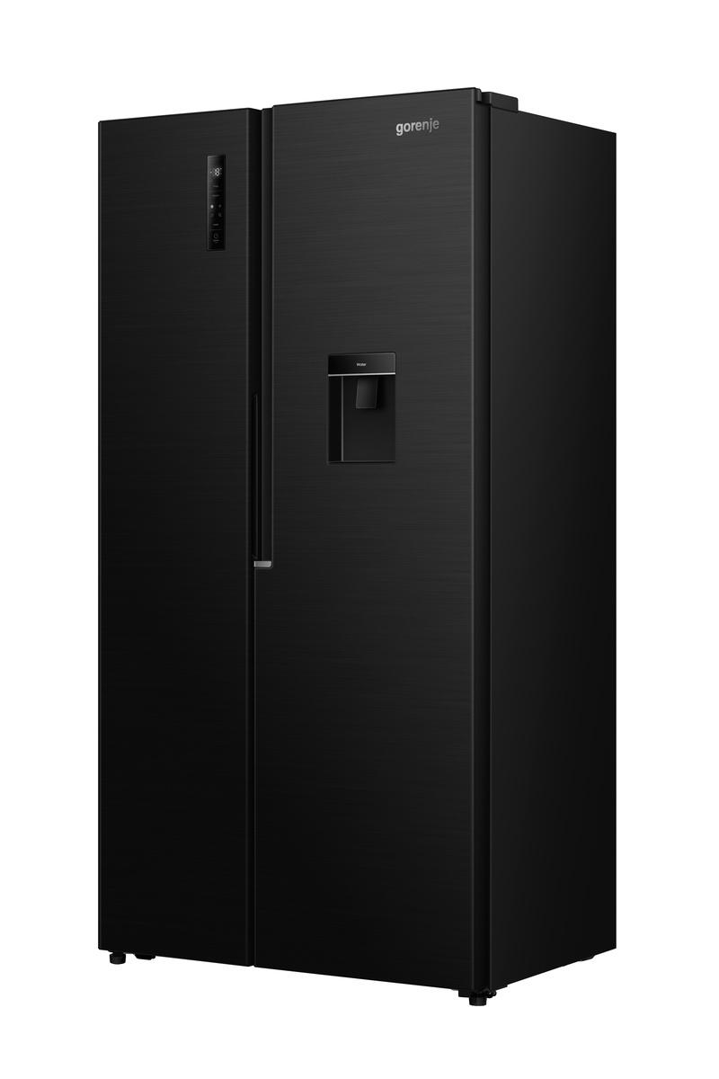 Ein schwarzer Gorenje-Kühlschrank. Er hat zwei Türen, einen Spender und ein Display. Der Markenname ist oben rechts sichtbar.