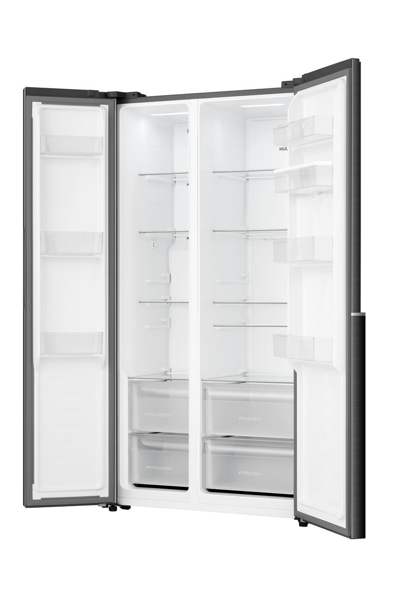 Offener Side-by-Side-Kühlschrank. Eine Tür ist ganz geöffnet. Der Innenraum ist weiß mit Regalen und Schubladen mit der Aufschrift 'Frozen' und 'Fresh'.