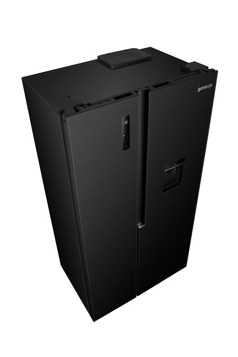 Ein schwarzer Gorenje-Kühlschrank mit zwei Türen. Er hat einen Wasserspender und ein Bedienfeld, alles auf weißem Hintergrund.