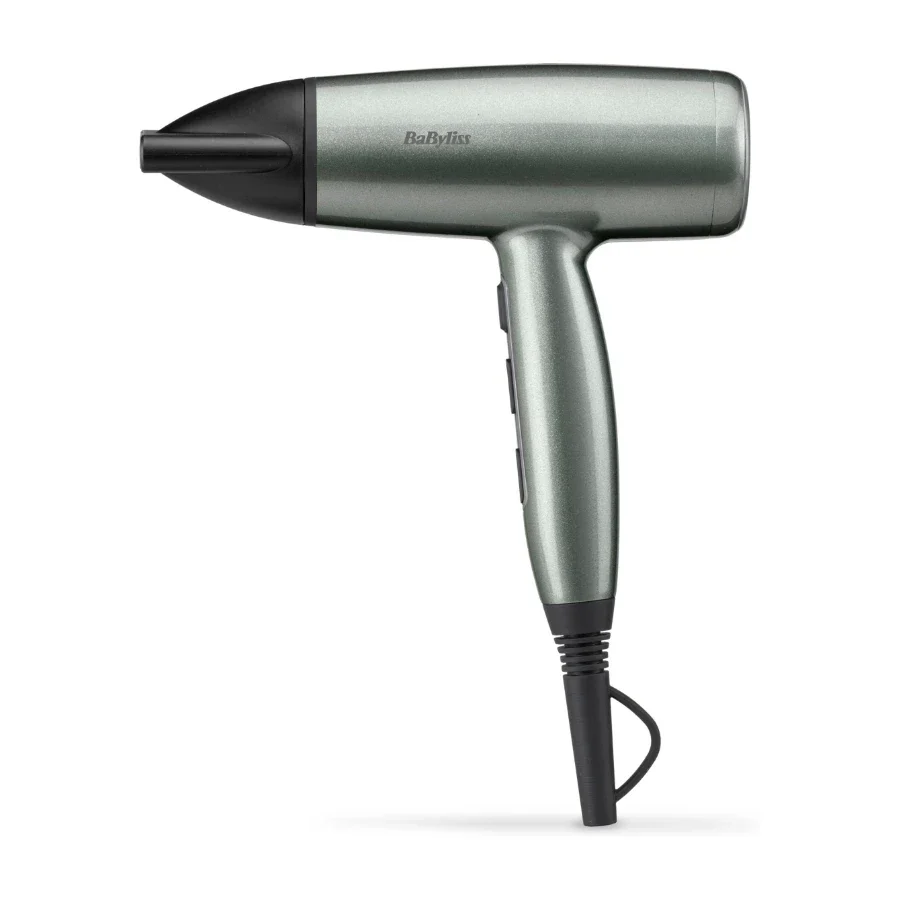 Egy szürke Babyliss hajszárító fehér háttérrel. T-alakú, fúvókával, fogantyúval és kábellel, hurkolva.