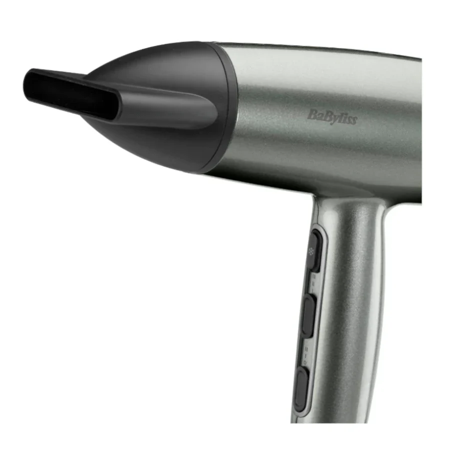 Egy ezüst és fekete Babyliss hajszárító. A hajszárítónak fúvókája, gombokkal ellátott fogantyúja, és Babyliss logója van.