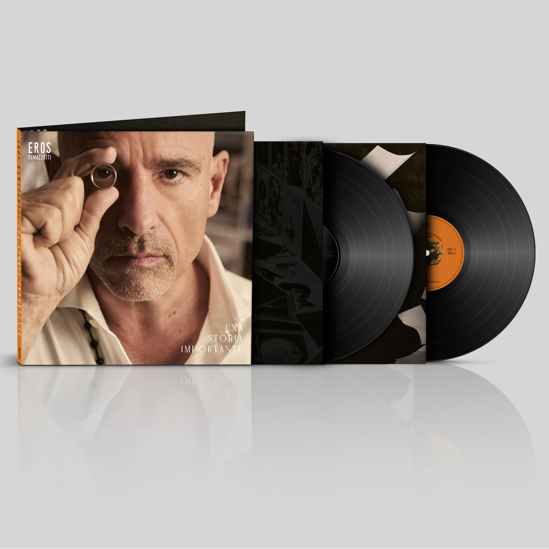 Albumcover: Eros Ramazzotti hält einen Ring, mit Schallplatten. Der Albumtitel lautet 'Una Storia Importante'.