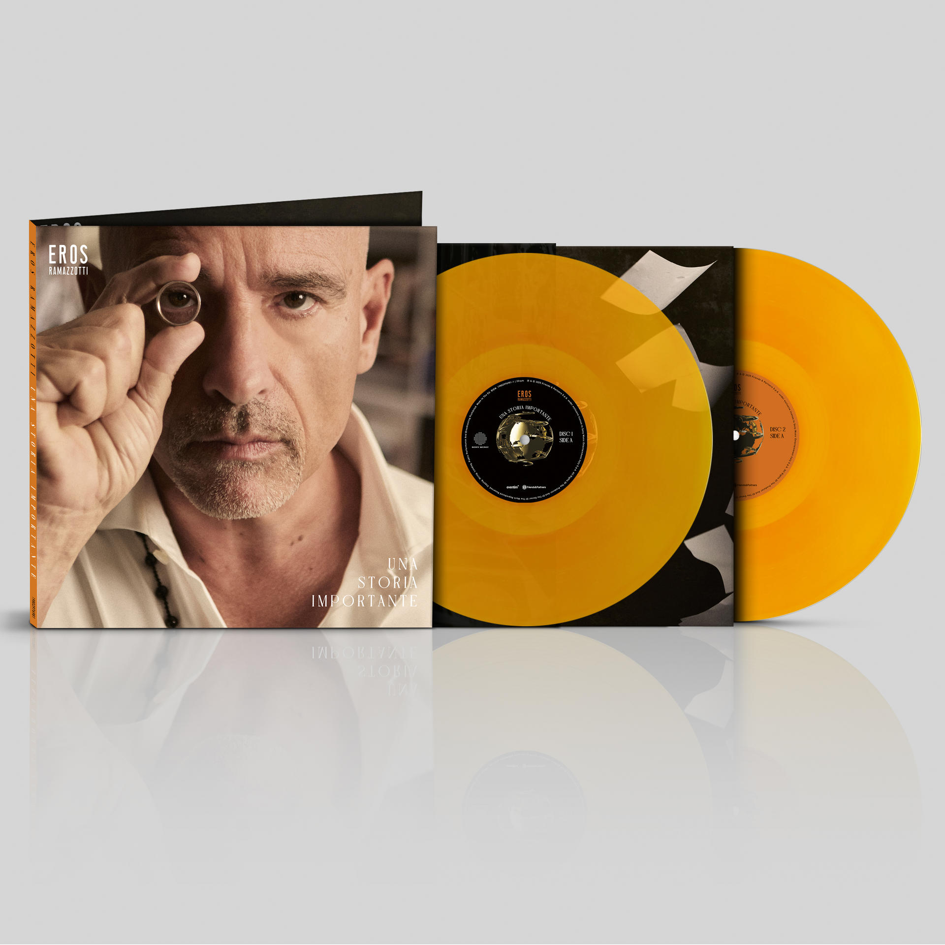 Albumcover mit einem Mann, der einen Ring hält, mit gelben Schallplatten. Der Text lautet 'Una Storia Importante'.