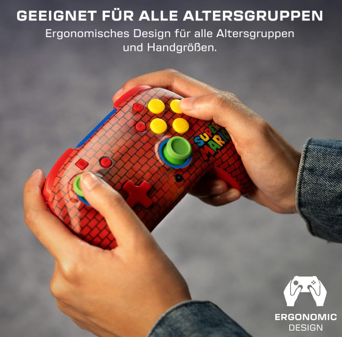 Hände halten einen roten Super Mario-Spielcontroller mit gelben, grünen und roten Knöpfen. Der Hintergrund ist grau.