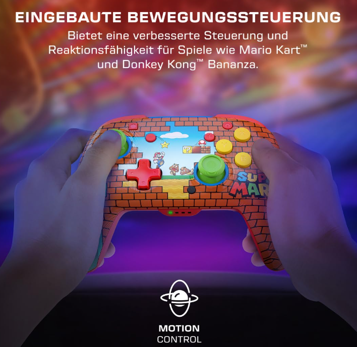 Hände halten einen farbenfrohen Super Mario Controller. Er hat ein Ziegeldesign mit Mario-Charakteren. Motion Control Logo unten.