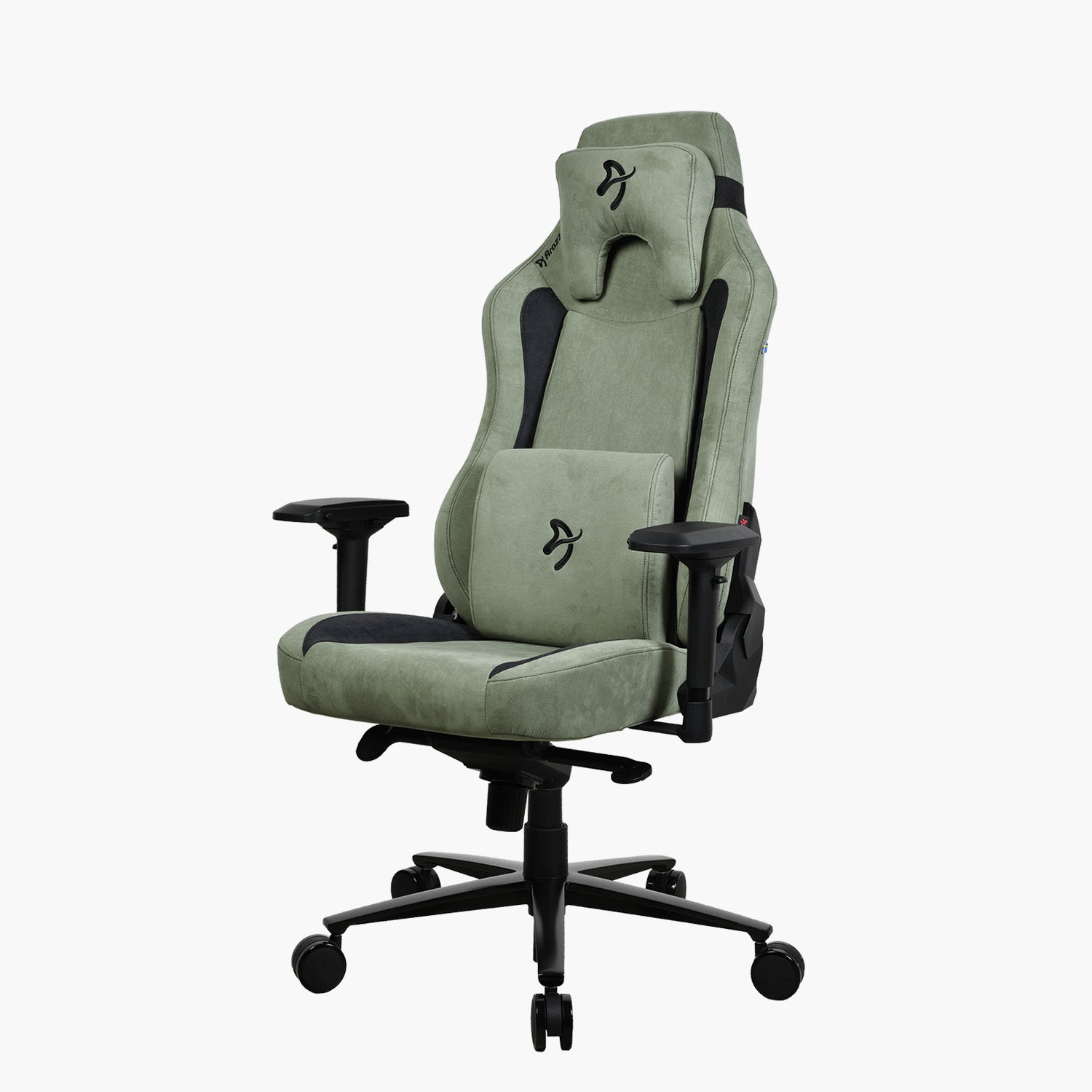 Ein grüner Gaming-Stuhl mit schwarzen Akzenten. Er hat eine Kopfstütze und ein Lendenkissen. Der Stuhl steht auf einem schwarzen Untergestell mit Rollen.